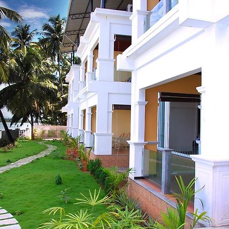 Blue Waters Hotel Kundapur Bagian luar foto