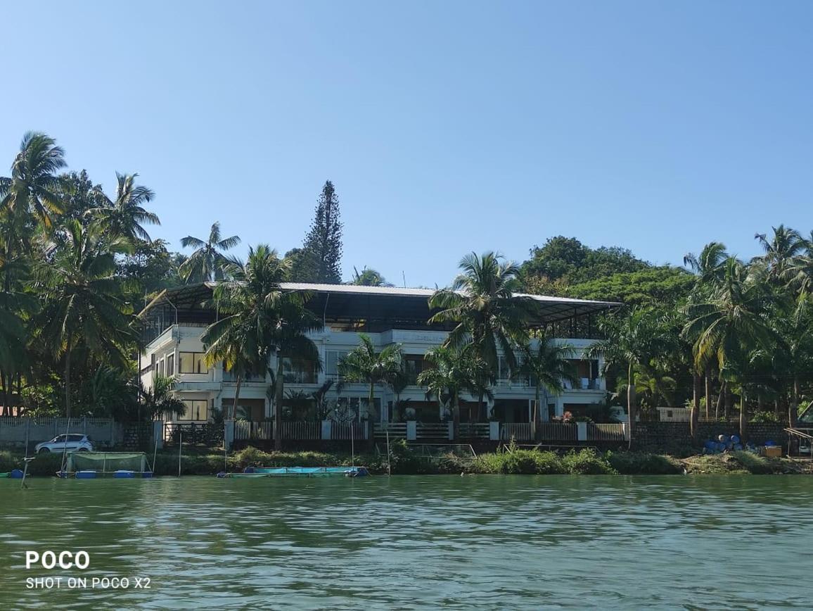 Blue Waters Hotel Kundapur Bagian luar foto