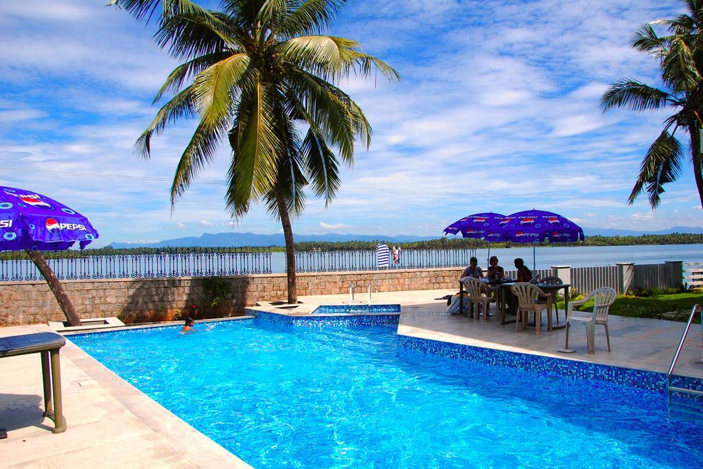 Blue Waters Hotel Kundapur Bagian luar foto